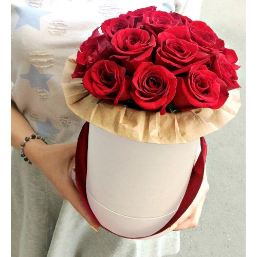 Купить на заказ 11 красных роз в коробке с доставкой в Державинске
