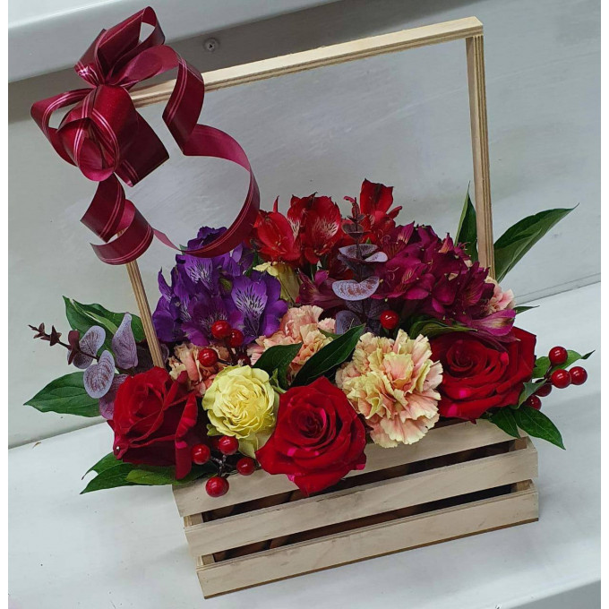 Кофейно-бордовый букет роз и гвоздик в деревянном ящике Кофейно-бордовый букет роз и гвоздик в деревянном ящике