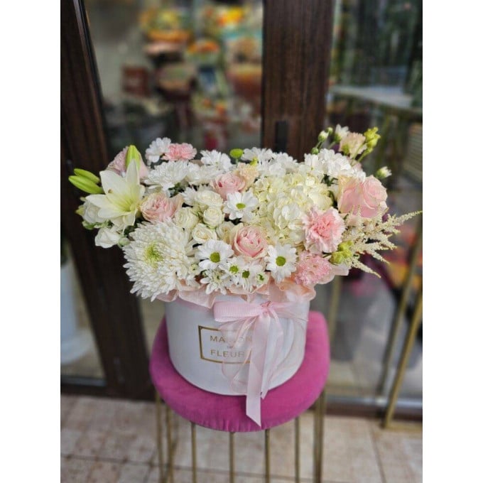 Белые лилии с розами и экзотикой в коробке Белые лилии с розами и экзотикой в коробке